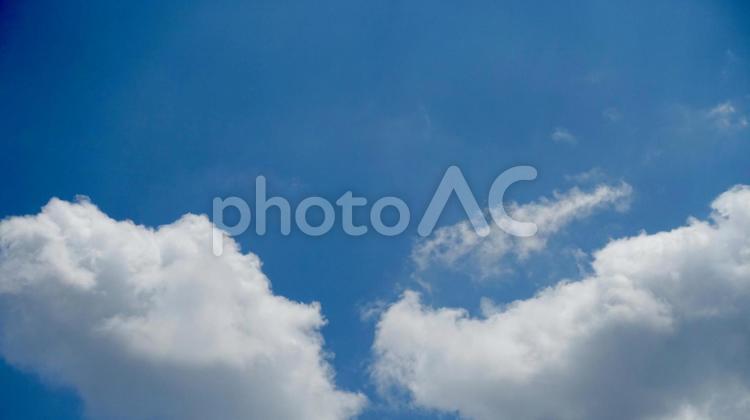 ふたつの綿雲と青空 綿雲,青空,雲の写真素材