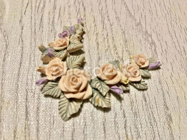 バラのデコレーション（背景木目） バラ,薔薇,木目の写真素材