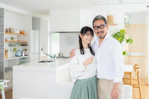 リビングでくつろぐミドルの夫婦 リビングでくつろぐミドルの夫婦 夫婦,家族,ミドルの写真素材