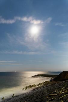 海に沈む月 月,月明かり,月光の写真素材