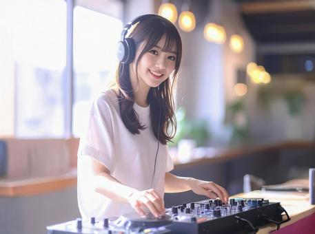DJプレイ 20代 カフェ 若い女性 DJプレイ 20代 カフェ 若い女性の写真