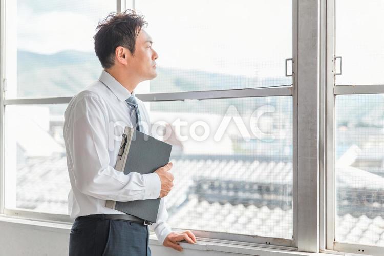 教室にいる日本人男子講師（先生・教師） 先生,教師,塾の写真素材