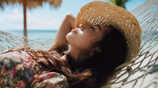 海辺のハンモックでくつろぐ女性 海辺のハンモックでくつろぐ女性の写真