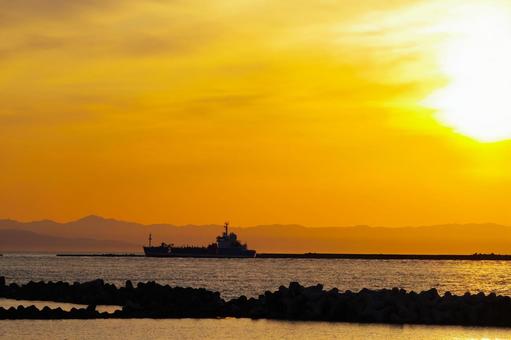 夕日と船 夕日と船の写真