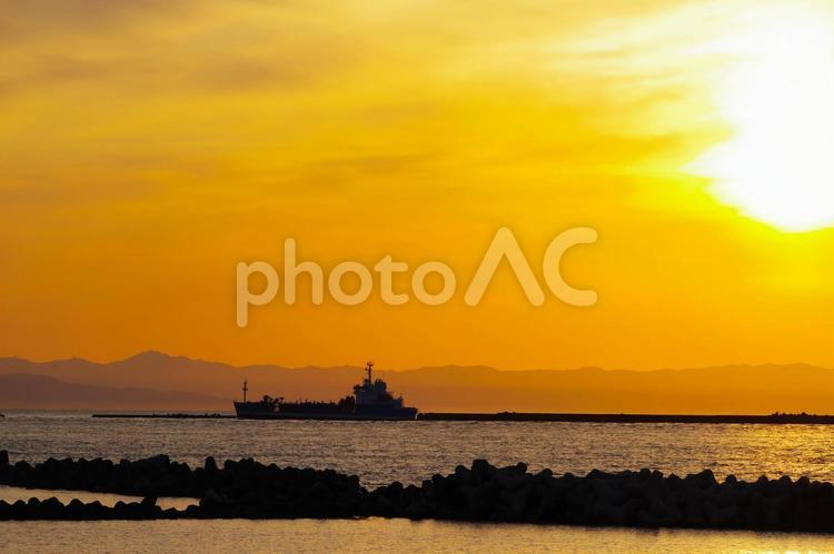 夕日と船 船,船舶,夕暮れの写真素材