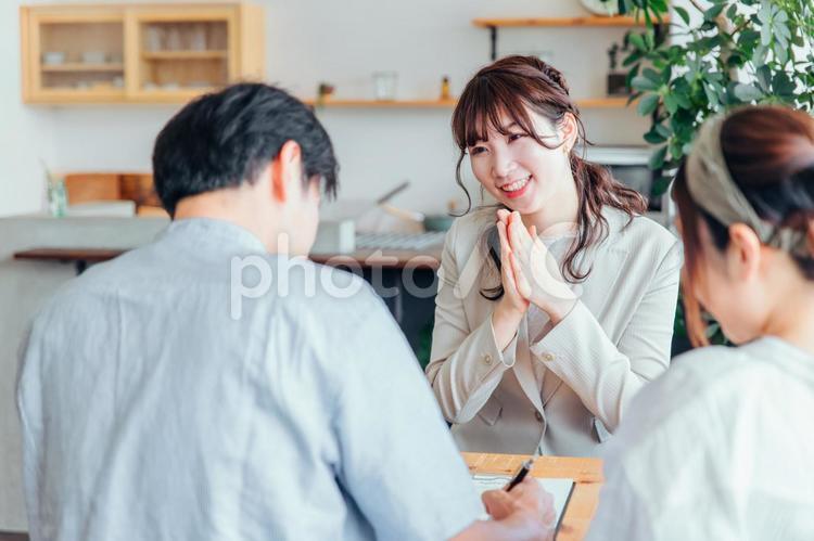 夫婦と打ち合わせするビジネスウーマン 相談,カウンセリング,ミーティングの写真素材