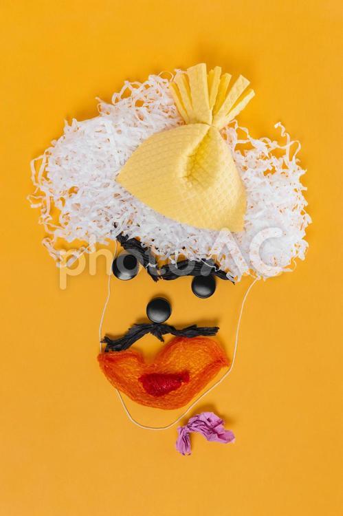 もじゃもじゃの頭に巾着があるゴミアート プラスチック,おもちゃ,顔の写真素材