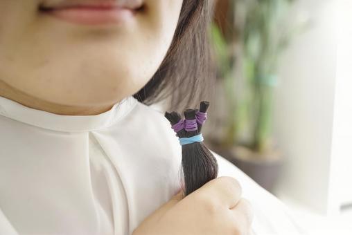 ヘアドネーションの髪の毛をカットした女性 ヘアドネーションの髪の毛をカットした女性 ヘアドネーション,髪,寄付の写真素材