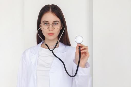聴診器をつける女性 医療,予防,保険の写真素材