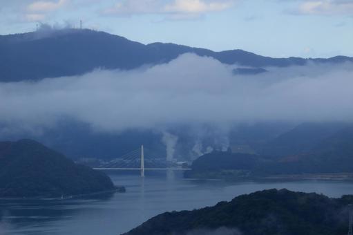 五老ヶ岳公園から見た京都府舞鶴湾の雲海 五老ヶ岳公園から見た京都府舞鶴湾の雲海の写真