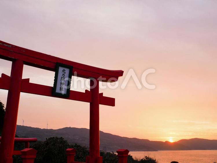 夕日の元乃隅稲成神社 元乃隅稲成神社,夕日,絶景の写真素材
