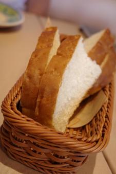 かごに入ったパン かごに入ったパンの写真
