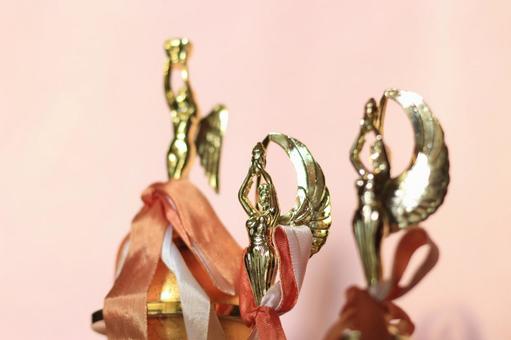 女神が祝杯をあげるトロフィーA トロフィー,女神,金の写真素材