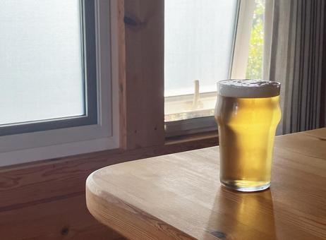 秋の窓辺のビールグラス 秋の窓辺のビールグラスの写真