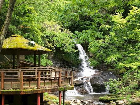 滝と小屋 滝と小屋の写真
