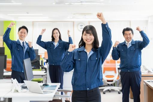 オフィスで働く作業服のエンジニア オフィスで働く作業服のエンジニア エンジニア,会議,不動産の写真素材