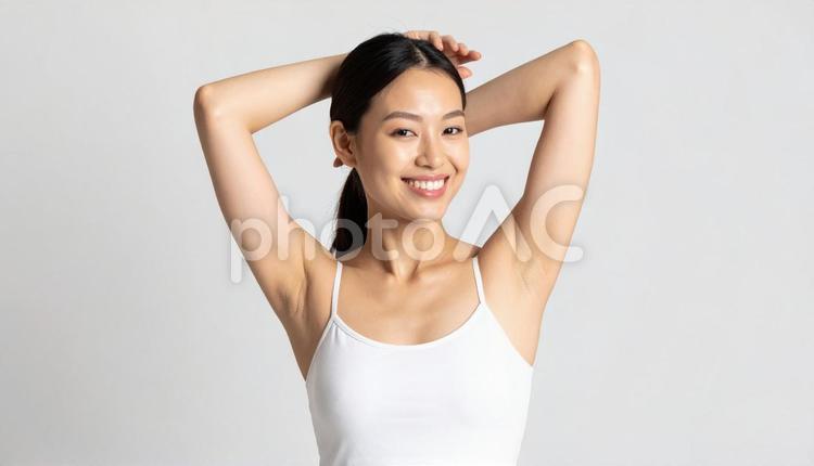 脇をさわる日本女性　脱毛イメージ 脱毛イメージ,白いタンクトップ,オーガニックの写真素材