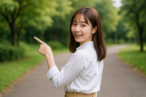 公園通路で振り返り指差し 公園通路で振り返り指差しの写真