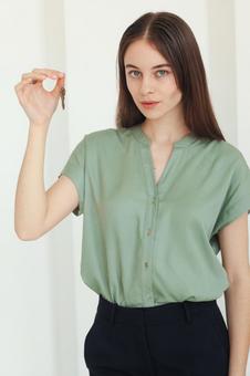 鍵をアピールする女性スタッフ 保険業,事務職,接客業の写真素材