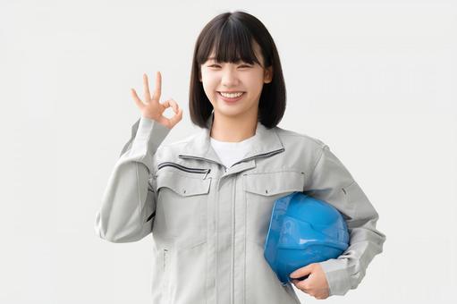OKポーズをする作業服を着た若い女性 女性,ビジネス,作業服の写真素材
