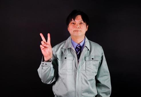 作業着の男性のピースサイン 作業着の男性のピースサイン 男性,作業着,ピースサインの写真素材