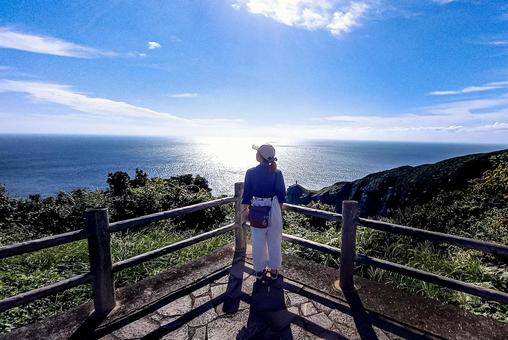 R<素材>高台から海原を眺める女性 R<素材>高台から海原を眺める女性 女性,海,空の写真素材