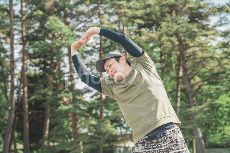 森にいるアウトドアが好きな日本人男性 リフレッシュ,深呼吸,遊ぶの写真素材