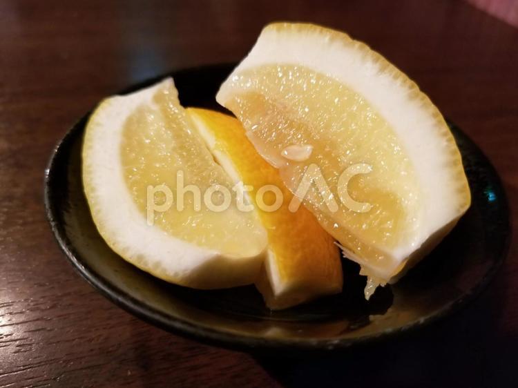 レモンを切って黒いお皿に乗せた レモン,かんきつ,柑橘の写真素材