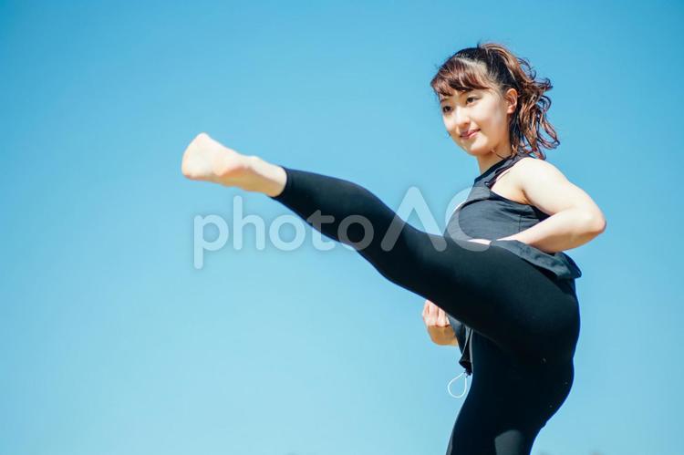格闘技をする女性（キック・蹴る） キックボクシング,蹴る,キックの写真素材
