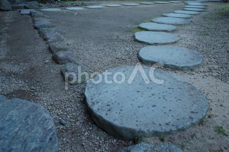 踏み石の上をぴょんぴょんぴょん 踏み石,丸い石,公園の写真素材