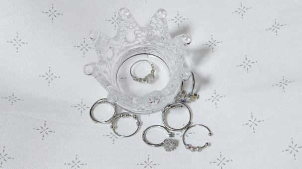 ガラスの王冠と指輪 小物,雑貨,王冠の写真素材