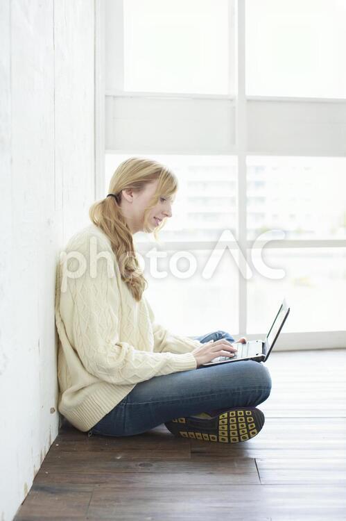 PCと女性3 女性,あぐら,パソコンの写真素材