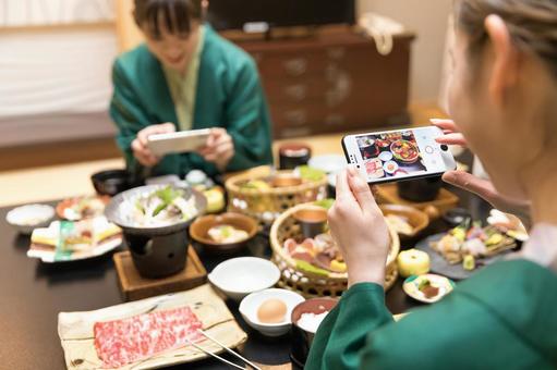温泉旅行 夕飯 温泉旅行 夕飯 女性,女子旅,旅館の写真素材