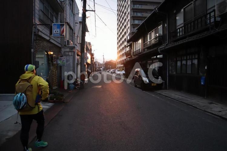 ロードバイクを、降りて街並み 風景,散策,景色の写真素材