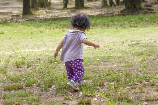 1 year old girl taking a walk in the park, JPG 1 year old girl taking a walk in the park, an infant, girl, walk, JPG