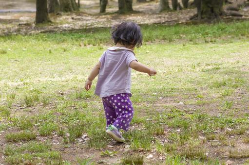 1 year old girl taking a walk in the park, младенец, девушка, прогулка, JPG