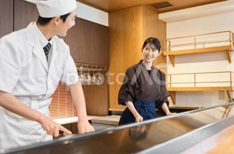 楽しく働く和食の従業員 男性,女性,中居の写真素材