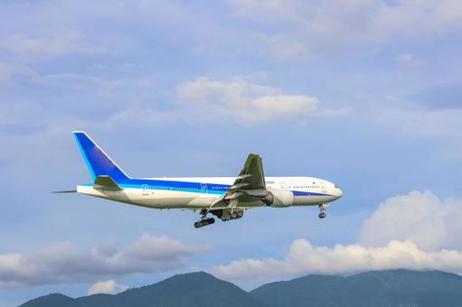 風景の中を走る飛行機 風景の中を走る飛行機の写真