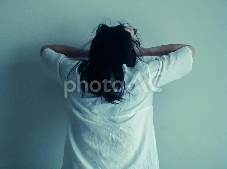 頭を掻き毟る女性 女性,ストレス,辛いの写真素材