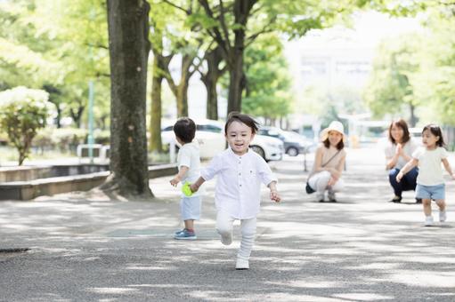 ママ友 母親 育児 ママ友 母親 育児 ママ友,公園,走るの写真素材