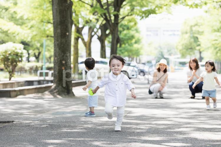 ママ友　母親　育児 ママ友,公園,走るの写真素材