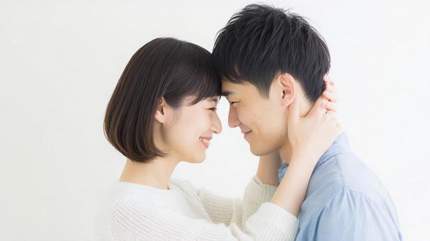 優しい光に包まれたカップル 優しい光に包まれたカップルの写真