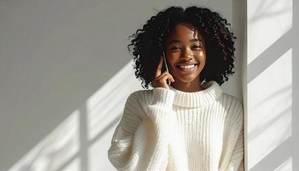 携帯電話でしゃべる女性 携帯電話でしゃべる女性の写真