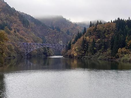 秋の只見川第一橋梁の写真