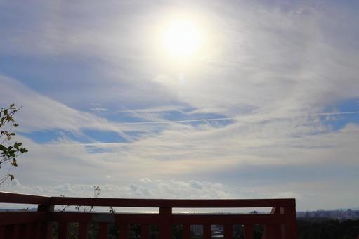 展望台からの眺め　柵　雲の多い空　太陽 空,太陽,光の写真素材
