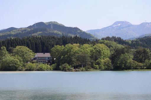 空と山と緑の樹々の森と湖のある風景 空と山と緑の樹々の森と湖のある風景の写真