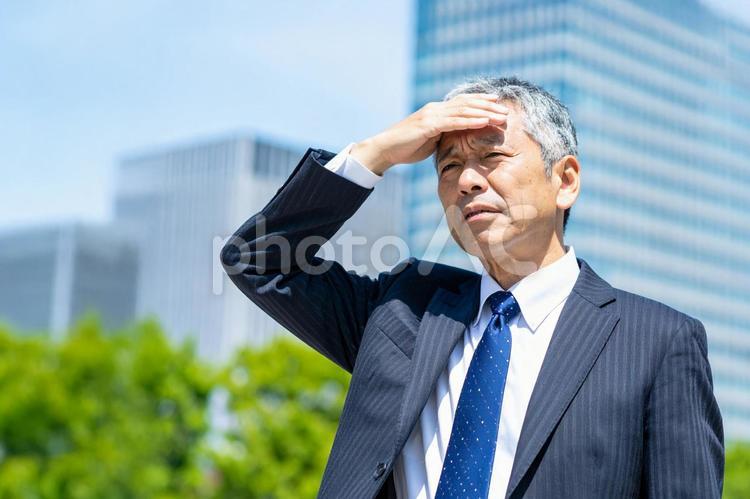 頭痛に悩む日本人シニア男性 男性,頭痛,熱中症の写真素材