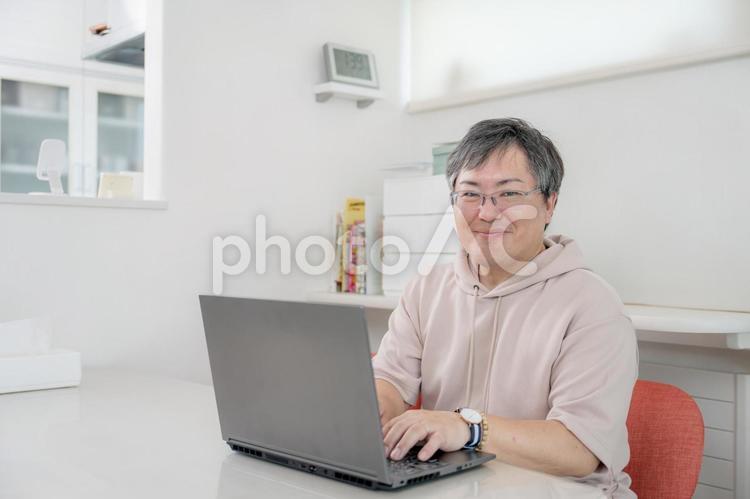 PCと笑顔の男性 在宅ワーク,テレワーク,フリーランスの写真素材