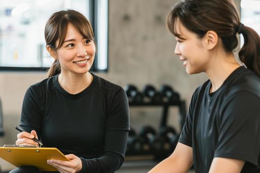 カウンセリング中のスポーツトレーナーの写真