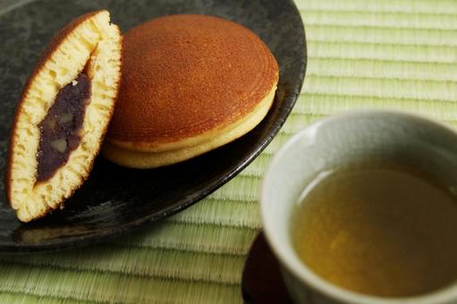 どら焼きと緑茶の和菓子セット どら焼きと緑茶の和菓子セット どら焼き,緑茶,和菓子の写真素材